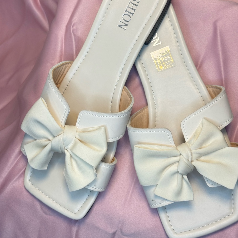NWOT Elegant White Bow Slide Sandals - Picture 2 of 4